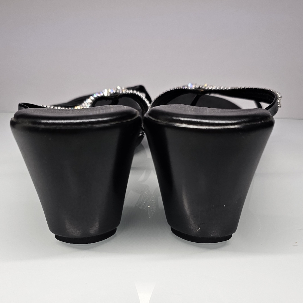 Elegant Black Wedge Sandals with Toe Straps - Picture 3 of 4